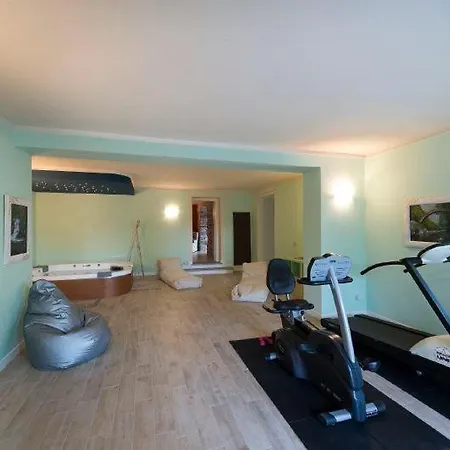 Sleeps 10 Pool Air Con Wifi * Baveno