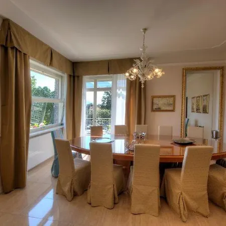 Sleeps 10 Pool Air Con Wifi Baveno