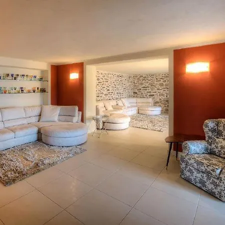 Sleeps 10 Pool Air Con Wifi *